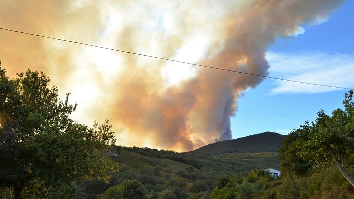 Telediario 1 - Extremadura lucha contra un incendio en el Valle del Jerte y La Vera y otro en Las Hurdes