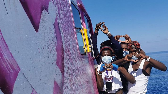 Telediario 1 - La Guardia Costera italiana acude en ayuda del Louise Michel, el barco humanitario financiado por Banksy