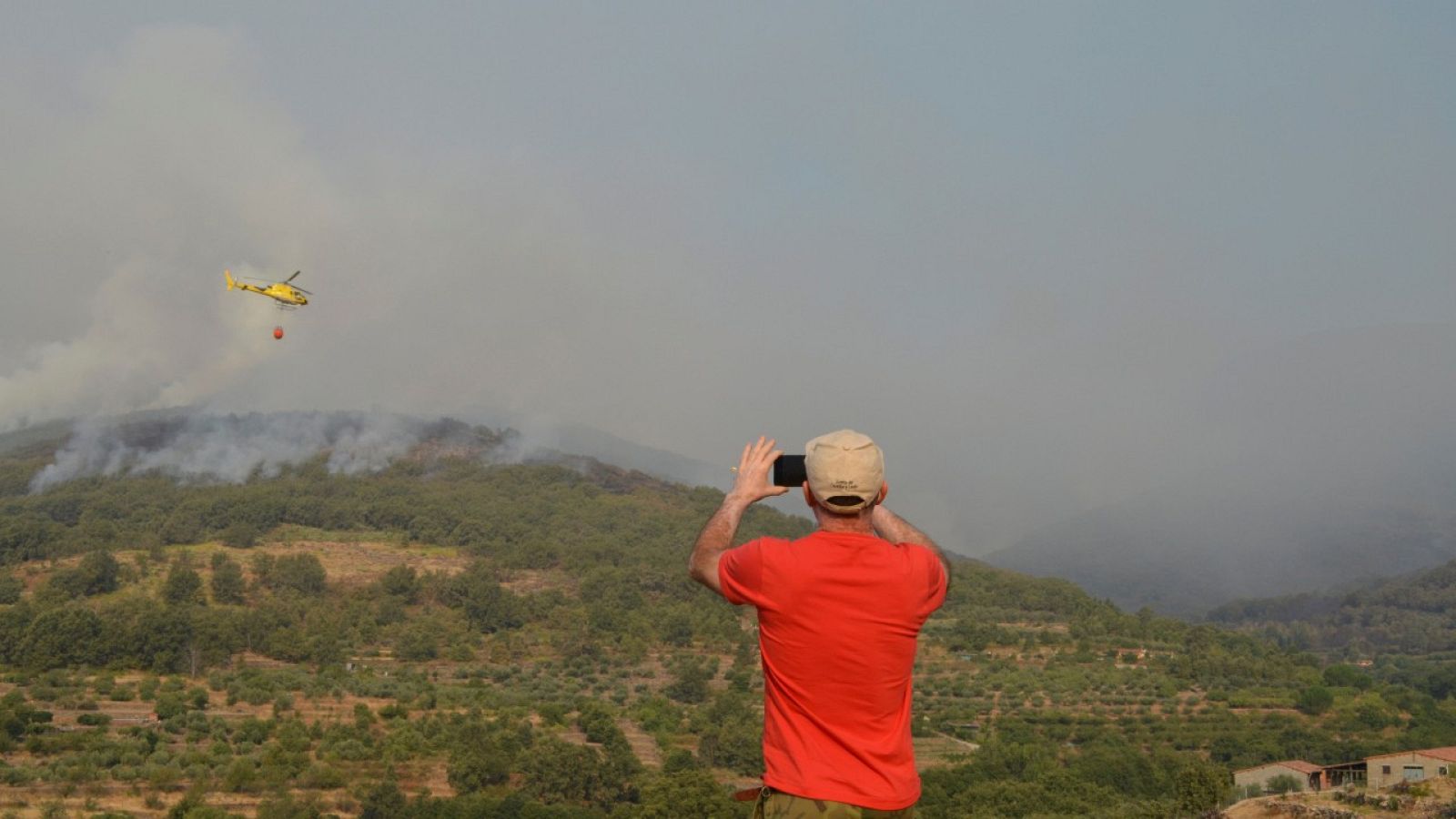 Los equipos de extinción luchan contra el fuego en el Jerte, que afecta ya a 2.000 hectáreas | Ver