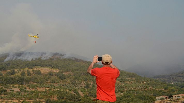 Telediario 1 - Los equipos de extinción luchan contra el fuego en el Jerte, que afecta ya a 2.000 hectáreas