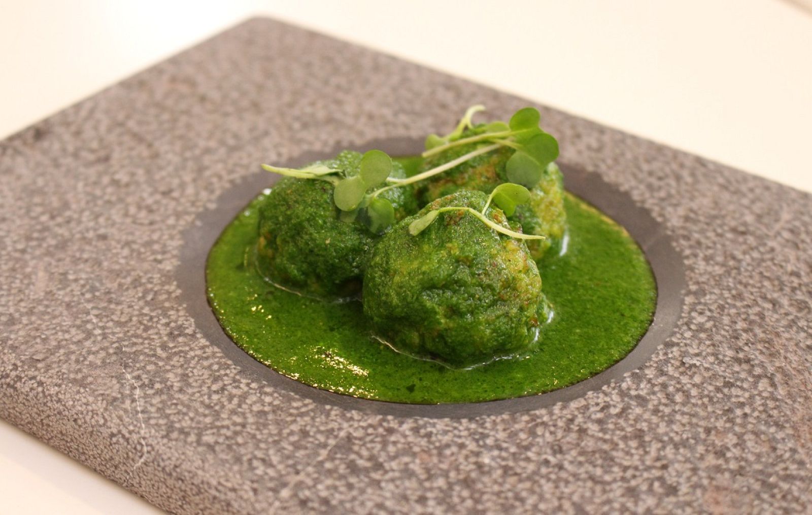 Albóndigas de bacalao con salsa de espinacas y rúcula | Ver