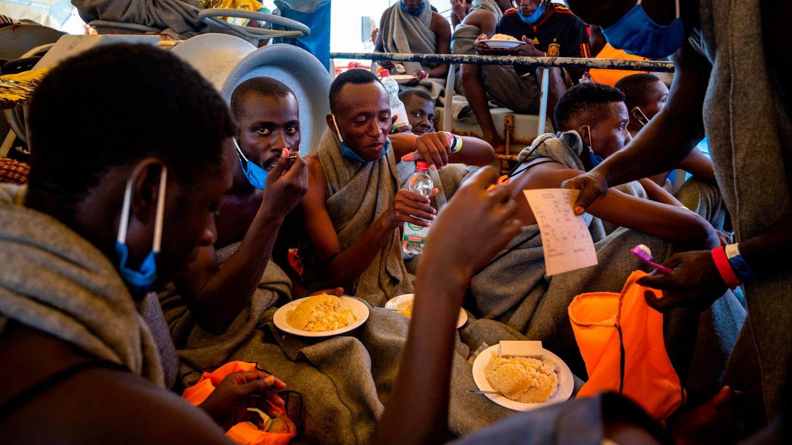 El Sea Watch sigue esperando permiso para desembarcar a 353 migrantes