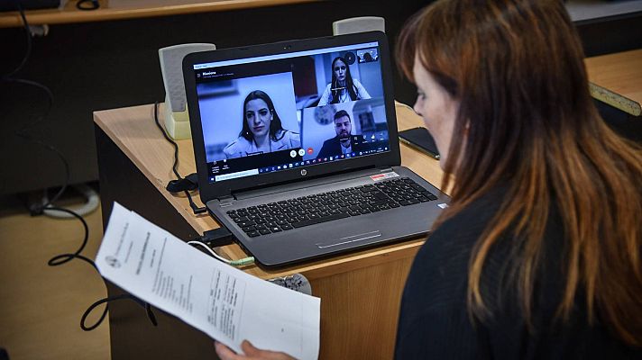 Telediario 1 - Gobierno y agentes sociales negocian la ley del teletrabajo con los trabajadores públicos como principal escollo