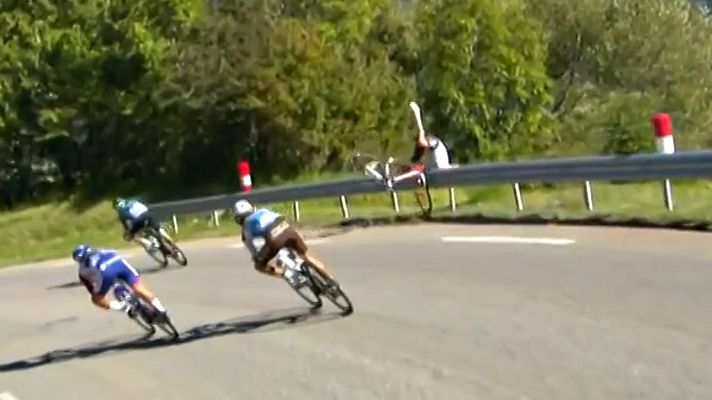 Tour de Francia - Tour 2020 | Caída sin consecuencias de Tiesj Benoot (Sunweb) en la etapa 4