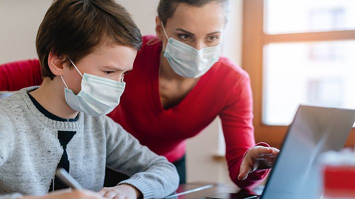 Telediario 1 - Trabajo estudia extender la baja laboral a los padres que tengan que cuidar de hijos confinados y sin Covid