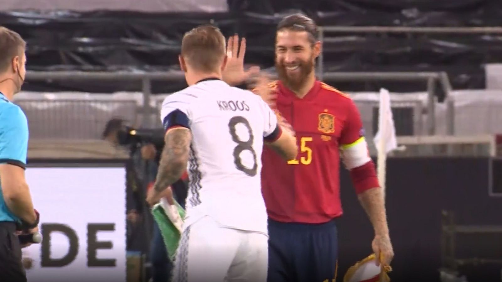 "¡Hombre Antonio" El saludo de Ramos a Kroos | Vídeo | Ver