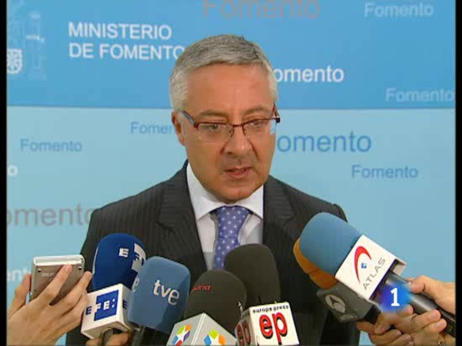 El Ministro de Fomento ha pedido disculpas a los viajeros perjudicados por la interrupción del AVE. | Ver