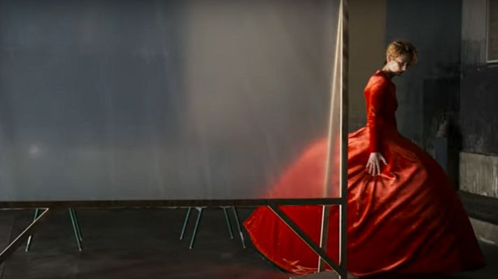 Gente y tendencias - Pedro Almodóvar y Tilda Switon abren en exclusiva para RTVE.es el armario de 'La voz humana'