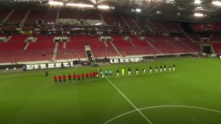 Telediario 1 - Ambos equipos se abrazan para escuchar el himno en la retransmisión de RTVE