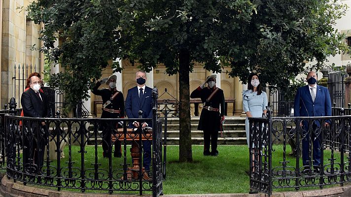 Telediario 1 - Urkullu jura su cargo ante el árbol de Gernika, en una ceremonia condicionada por las medidas anti-COVID-19