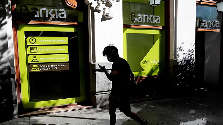 Telediario 1 - CaixaBank y Bankia abren la puerta a una nueva ola de fusiones bancarias