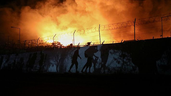 Informativo 24h - Miles de refugiados, evacuados por un incendio en el campo de refugiados de Moria, en Grecia