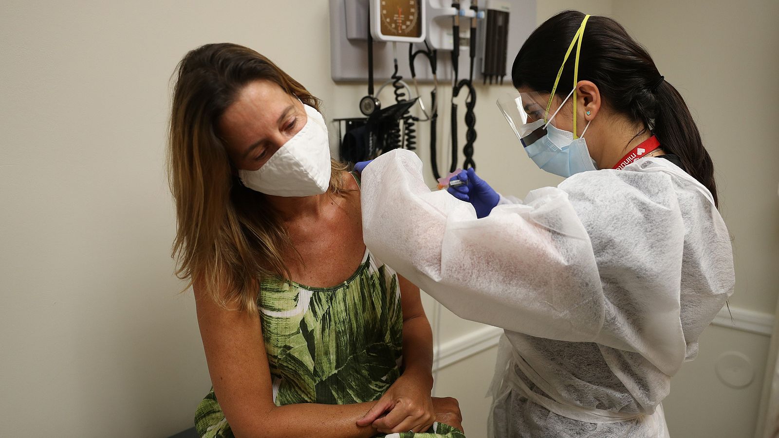 Coronavirus - Carlos Estévez, investigador de Oxford: "Un efecto adverso no indica que un ensayo de vacuna vaya a fracasar" - RTVE.es - Telediario 1 | Ver