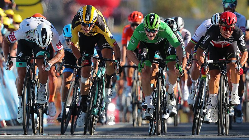 Peter Sagan es sancionado por golpear a Van Aert en el 'sprint' de Poitiers