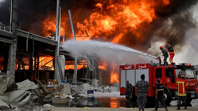 Se registra un gran incendio en el puerto de Beirut, tan solo un mes después de la brutal explosión