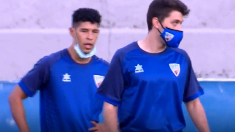 La "locura" de jugar al fútbol con mascarilla