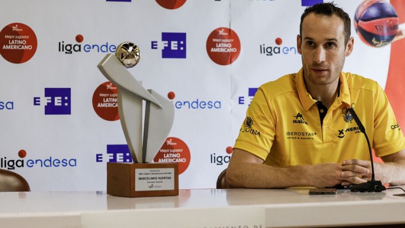 Huertas recibe satisfecho el premio al mejor latinoamericano de la Liga Endesa