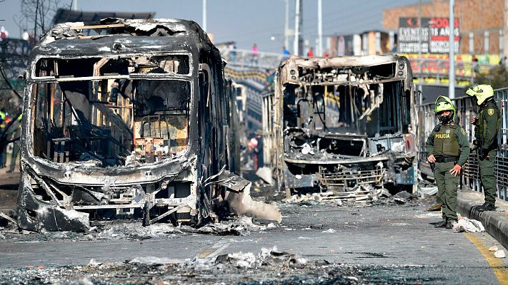 Telediario 1 - Ascienden a diez el número de muertos tras las protestas en Colombia contra el abuso policial