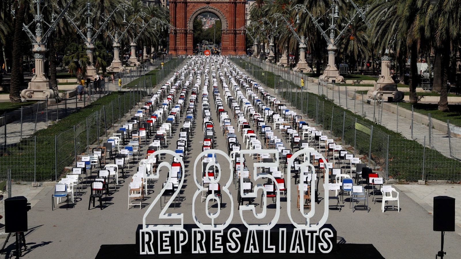 Ofrendas con distancia de seguridad y mensajes políticos en el arranque de una Diada atípica