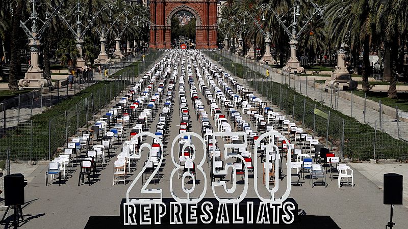 Ofrendas con distancia de seguridad y mensajes políticos en el arranque de una Diada atípica