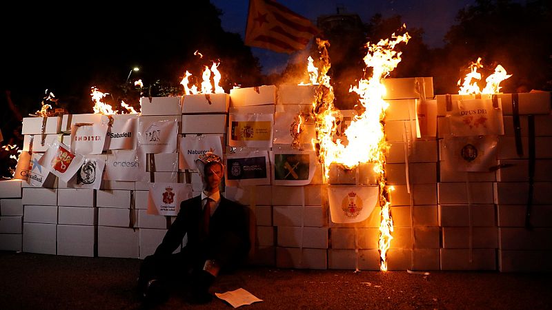 Los CDR queman la bandera de España, un muñeco del rey y logos de la Policía y la Guardia Civil