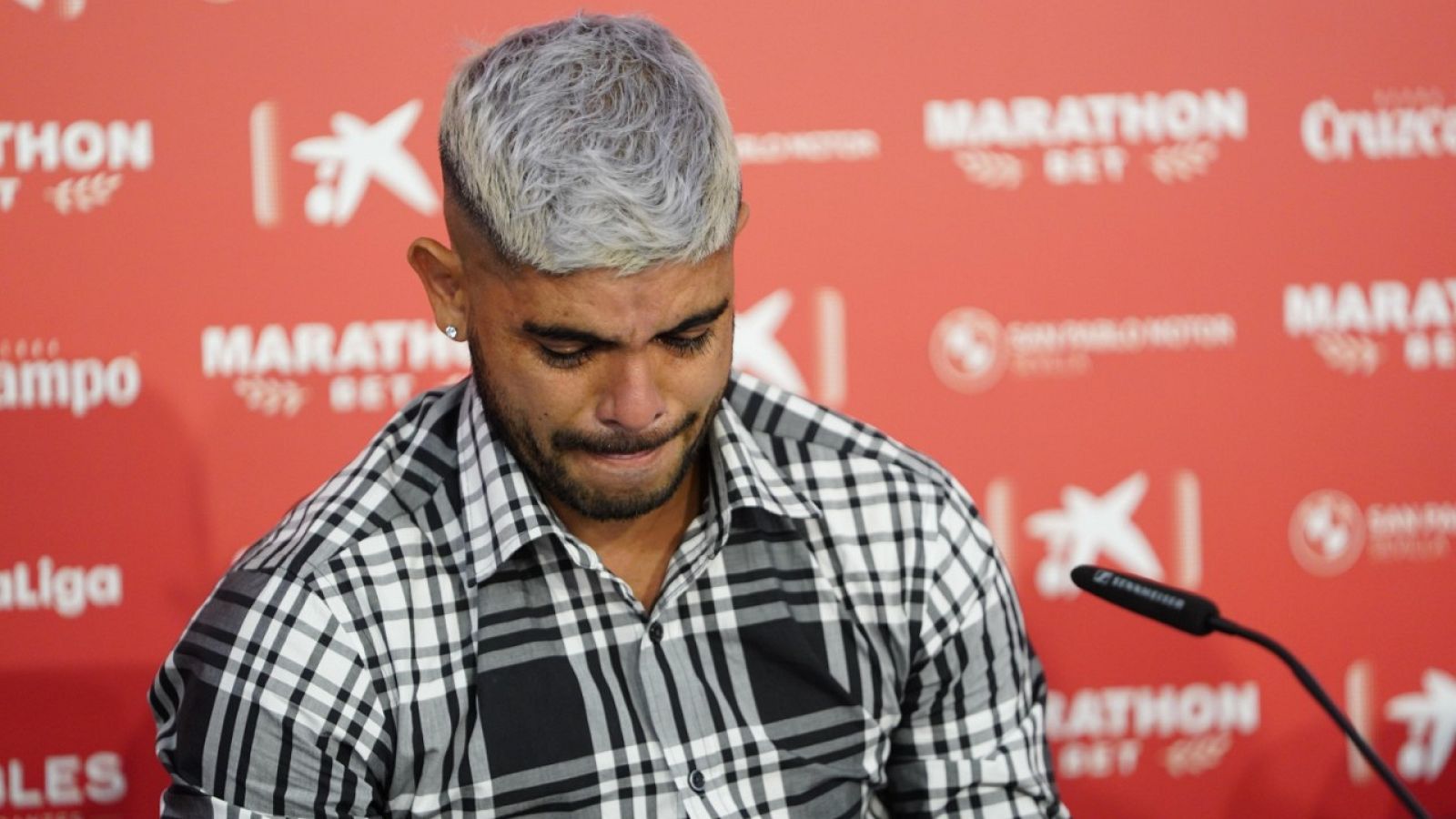 Banega se despide entre lágrimas del Sevilla