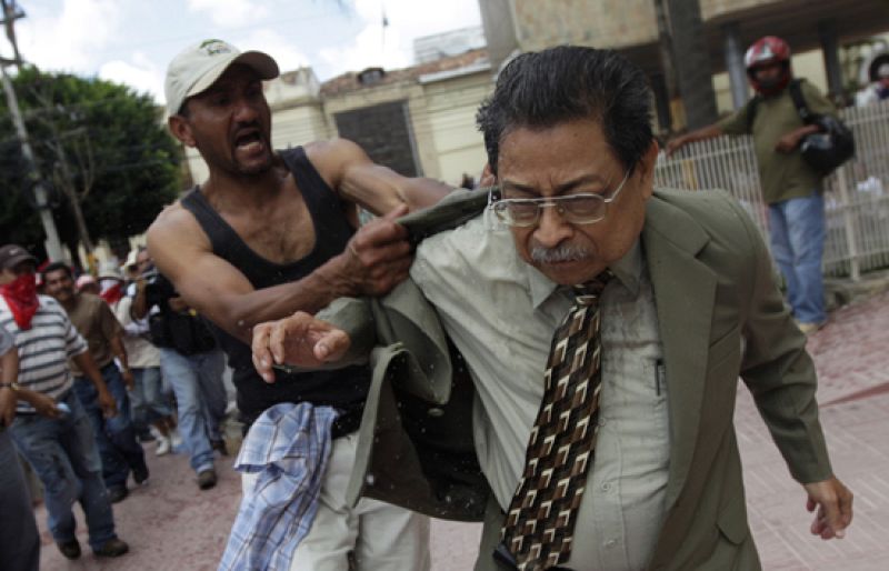 Manifestantes pro-Zelaya agreden al vicepresidente del Parlamento de Honduras