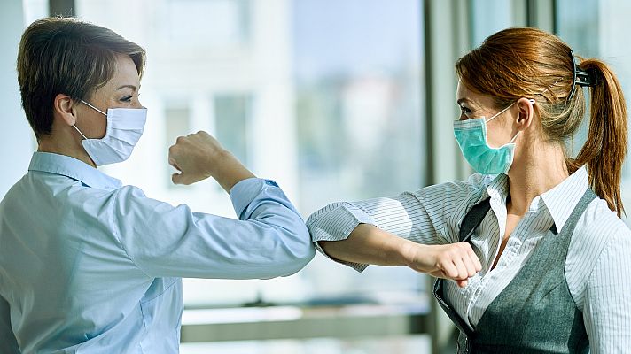 Informativo 24h - La OMS desaconseja el choque de codos como saludo porque no permite mantener la distancia de seguridad