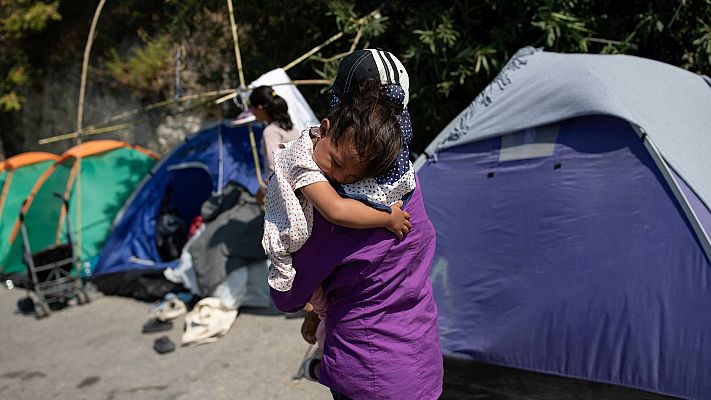 Telediario 1 - Los refugiados de Lesbos sobreviven en los arcenes: "Si vamos al nuevo campo, se convertirá en un nuevo Moria"