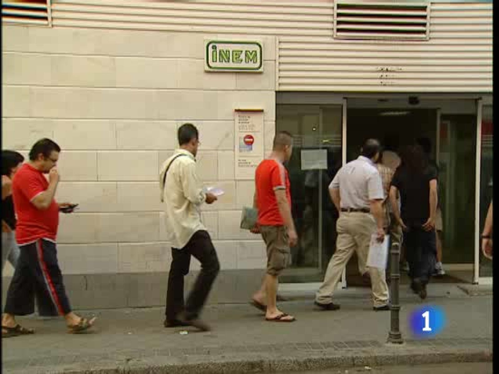 Los desempleados acuden a las oficinas de empleo a pedir información | Ver