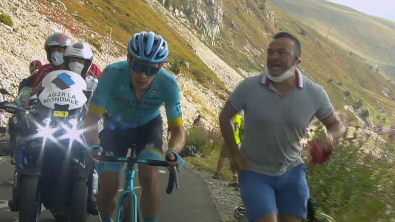 Tour 2020 | Aficionados jalean sin mascarilla a los ciclistas | Ver