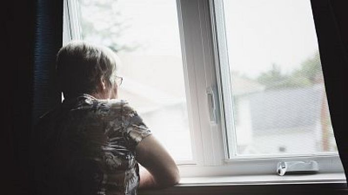 Telediario 1 - Los brotes de coronavirus obligan a aplicar restricciones o confinamientos en 52 municipios del país