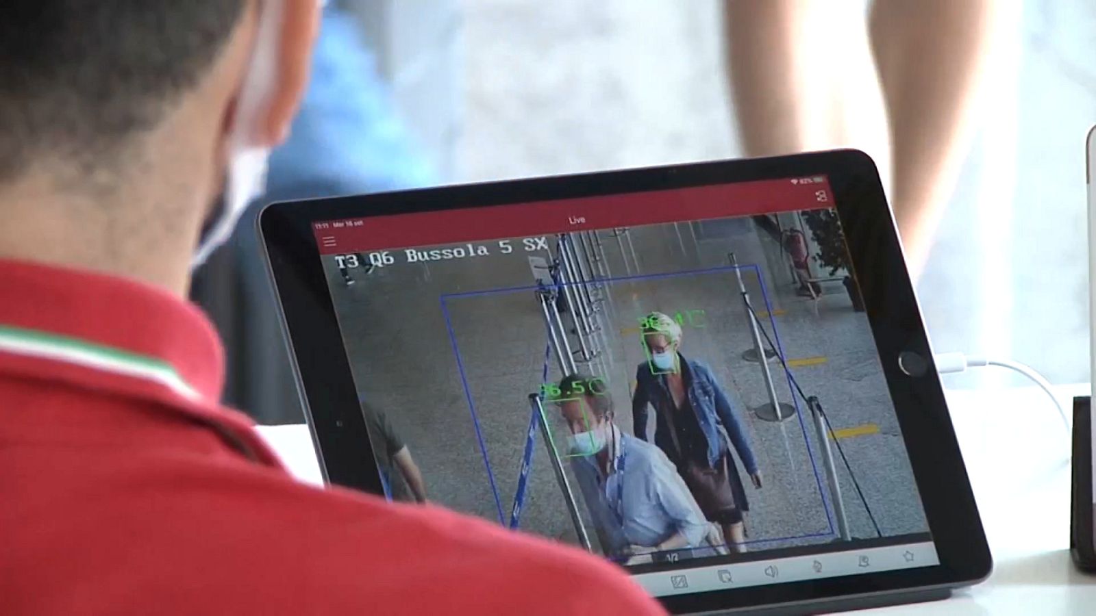 Italia realiza pruebas a los pasajeros antes de subir al avión | Ver