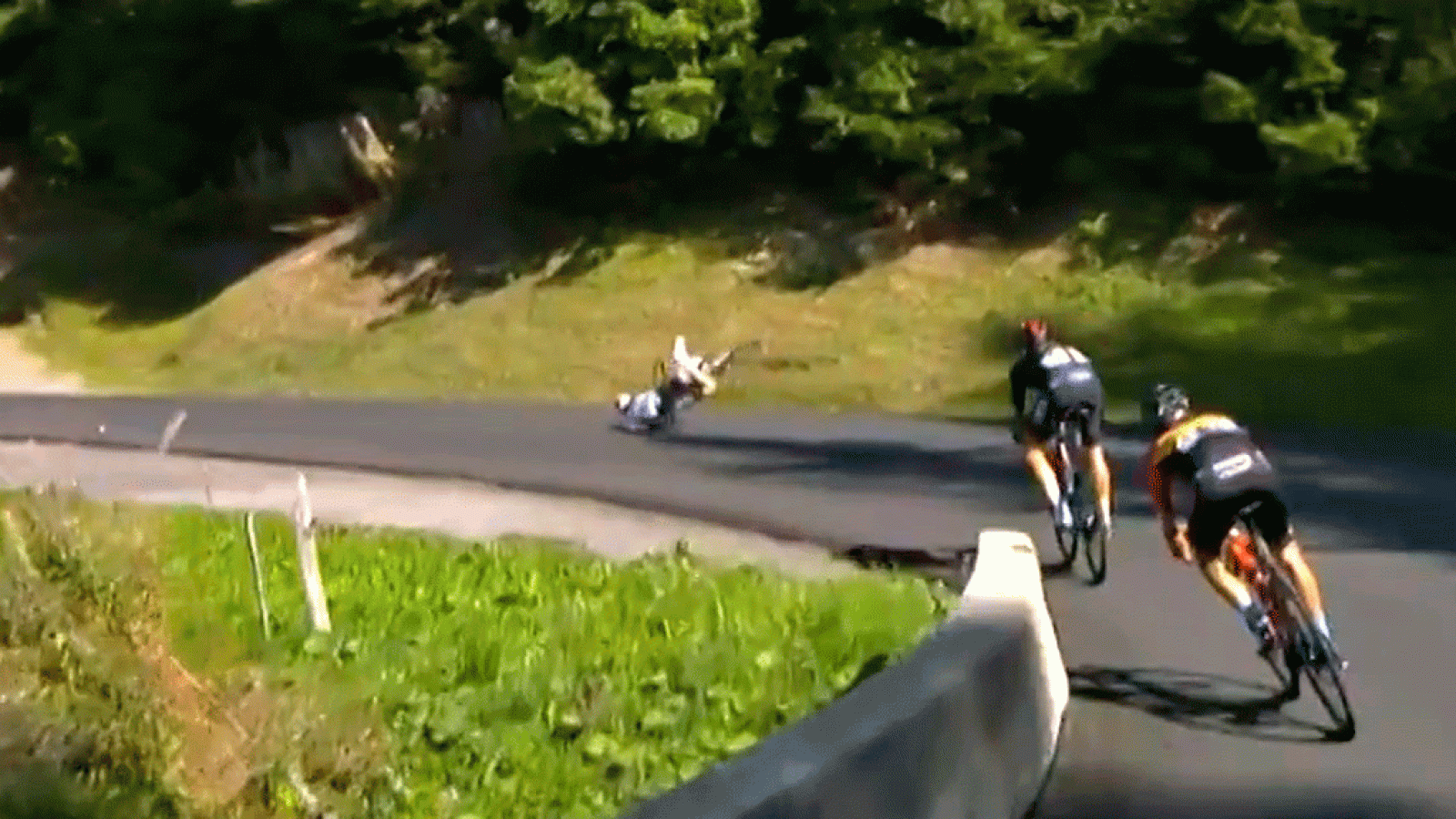 Etapa 18 del Tour de Francia 2020 | Caída de Marc Hirschi (Sunweb) en el descenso del Col des Saisies | Ver