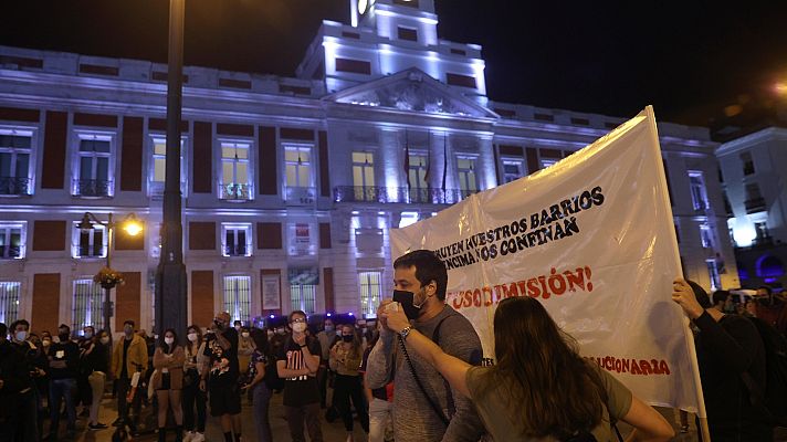 Telediario 1 - Protesta en la Puerta del Sol contra las nuevas restricciones anunciadas por Ayuso para combatir la COVID-19