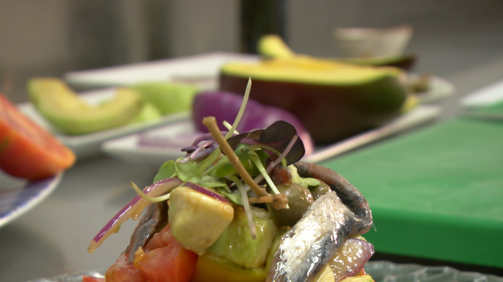 Aquí la Tierra - Rica y sencilla ensalada con los tomates rosas