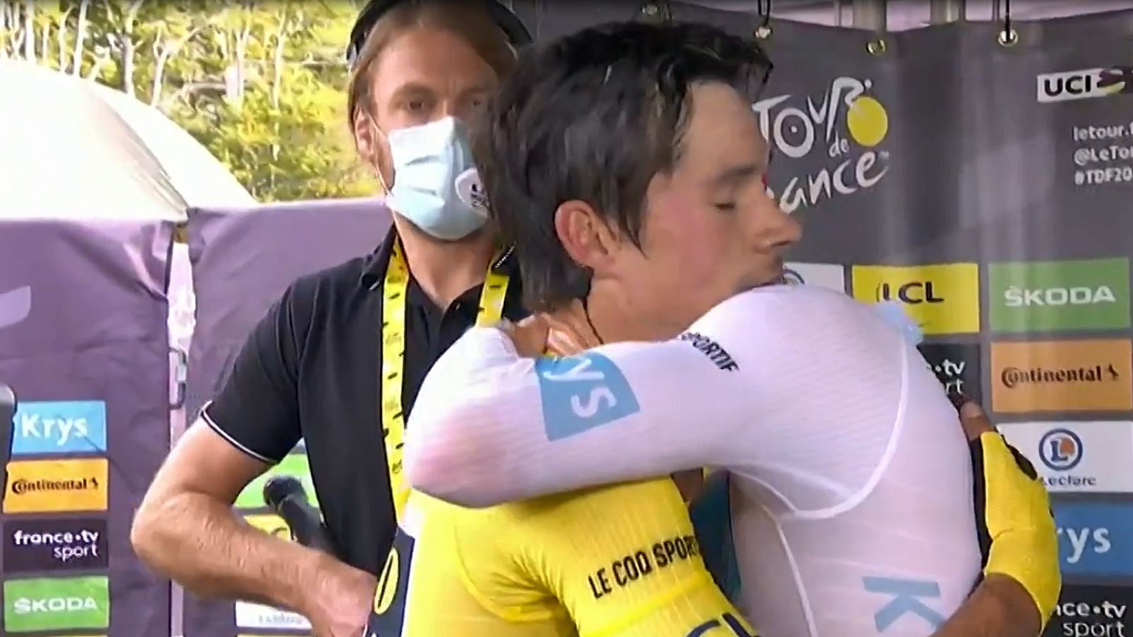 Vídeo | Tour 2020: El abrazo entre Roglic y Pogacar