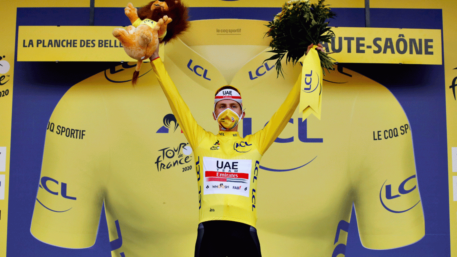 Tadej Pogacar sube al podio para llevarse hasta tres maillots (general, montaña y joven)