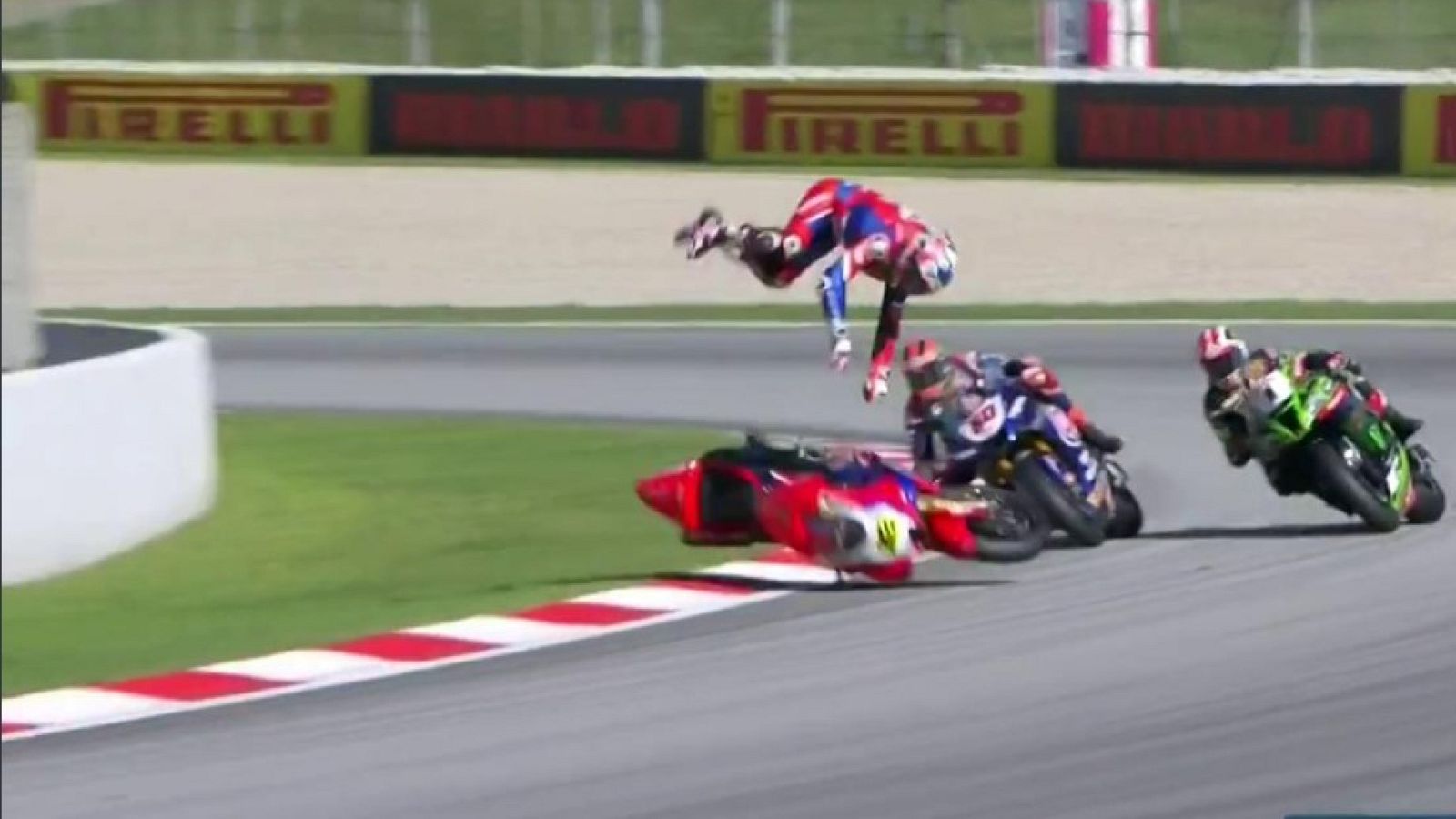 Vídeo: Bautista se fue al suelo cuando lideraba la 'Superpole race'