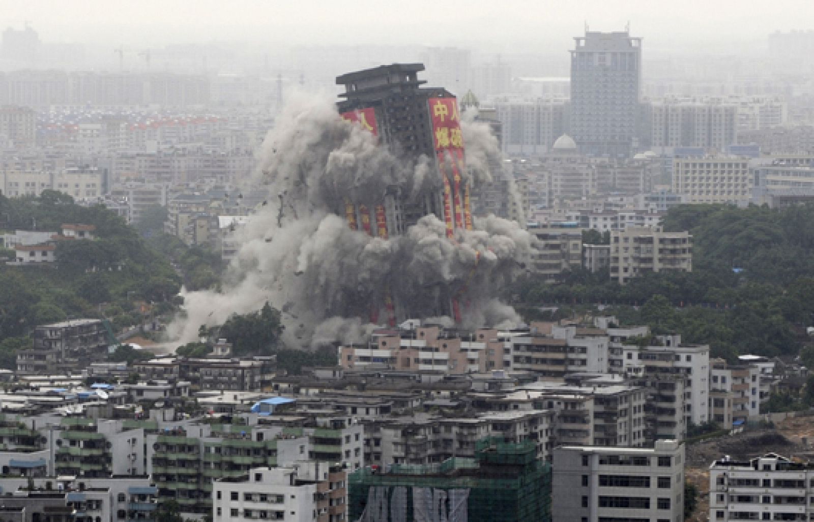 Vuelan el edificio más alto