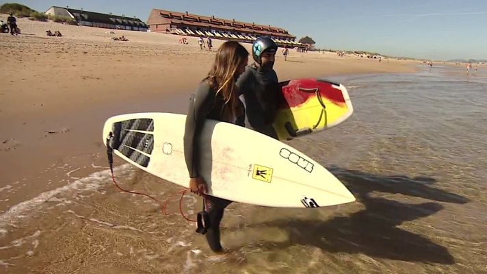 Telediario 1 - El surf puede ser una estupenda terapia para personas ciegas o con problemas de movilidad
