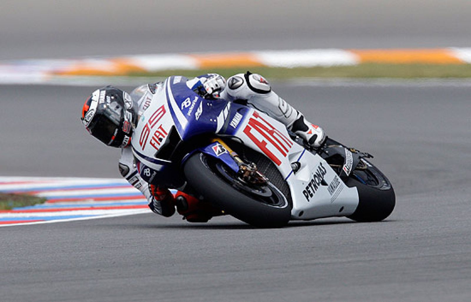 Lorenzo vuelve con las pilas cargadas | Ver