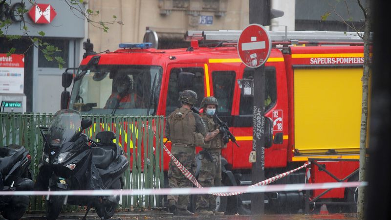 Al menos dos heridos tras un ataque con cuchillo cerca de la antigua sede de Charlie Hebdo en París - Informativo 24h | Ver