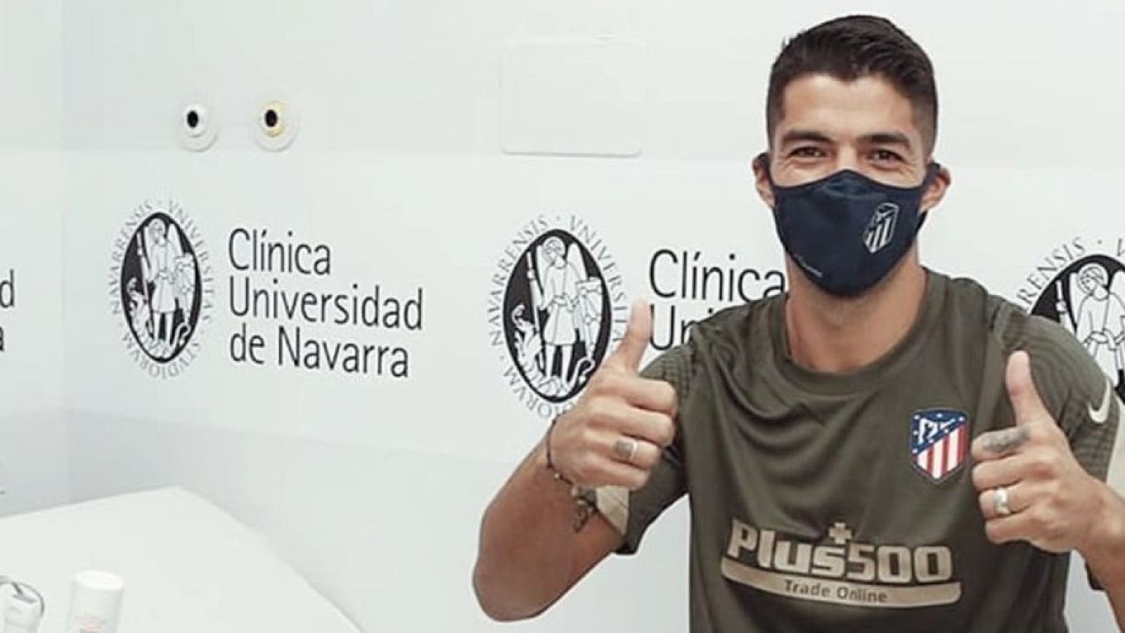 Luis Suárez ya posa con la camiseta del Atlético de Madrid | Ver