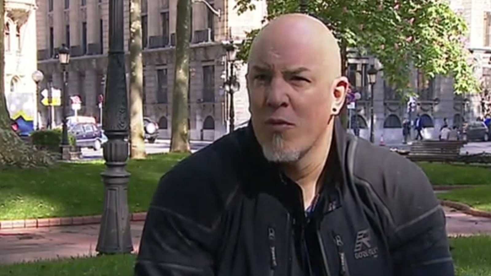 El exjugador de baloncesto Iñaki Zubizarreta relata en un cómic el acoso escolar que sufrió en el colegio - RTVE.es - Telediario 1 | Ver