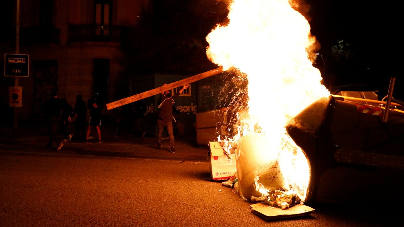 Queman contenedores en las protestas convocadas por los CDR en Barcelona tras la inhabilitación de Torra
