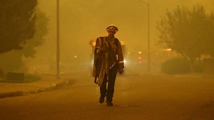 Telediario 1 - Los fuertes vientos avivan los incendios en California y dejan al menos 25 fallecidos y miles de evacuados