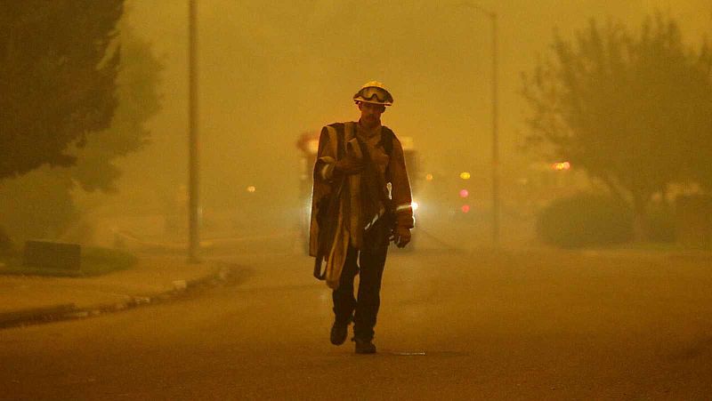 Los fuertes vientos avivan los incendios en California y dejan al menos 25 fallecidos y miles de evacuados | Ver