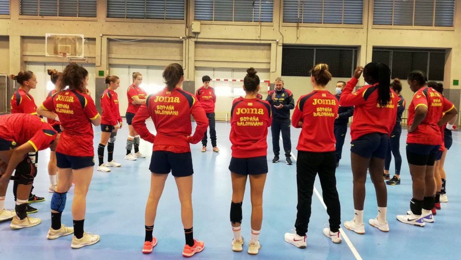 Carlos Víver analiza la concentración de las Guerreras - Balonmano | Ver