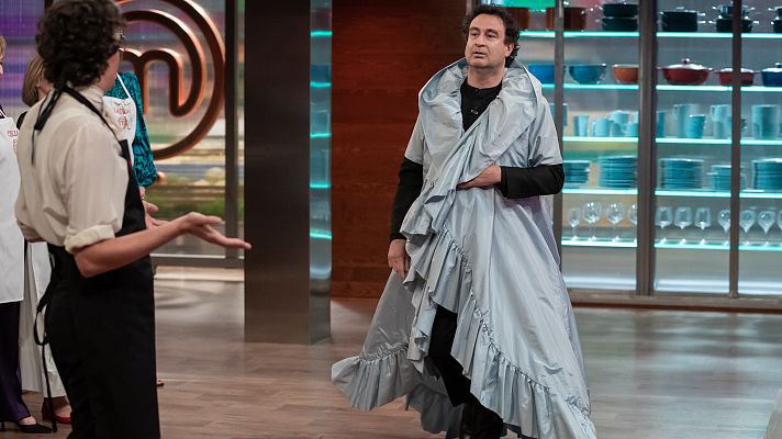 MasterChef Celebrity - Josie viste a Pepe Rodríguez con uno de sus looks